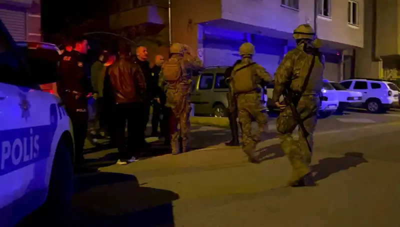 Balkonunda Tüfekle Ateş Açan Şahıs, Polisten Kaçarken Kendini Kilitledi
