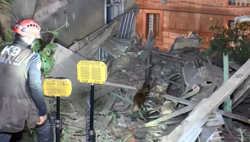İstanbul'da Deprem Sonrası Kolaps: Hasar Gören Bina Yıkıldı!