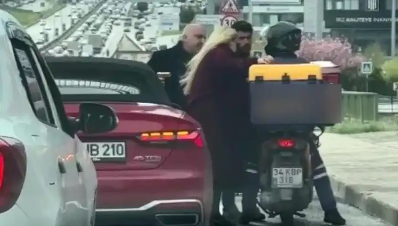 D-100'de Korku Dolu Anlar: Motokuryeye Silah Çeken Sürücü Şok İle Karşılaştı