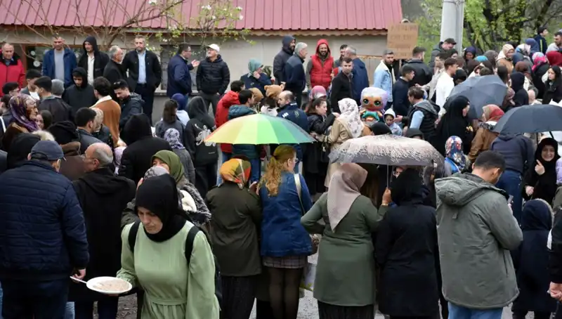 12 Bin Kişiyle Kutlanan 100 Yıllık Gelenek: Bayramlaşmanın Coşkusu