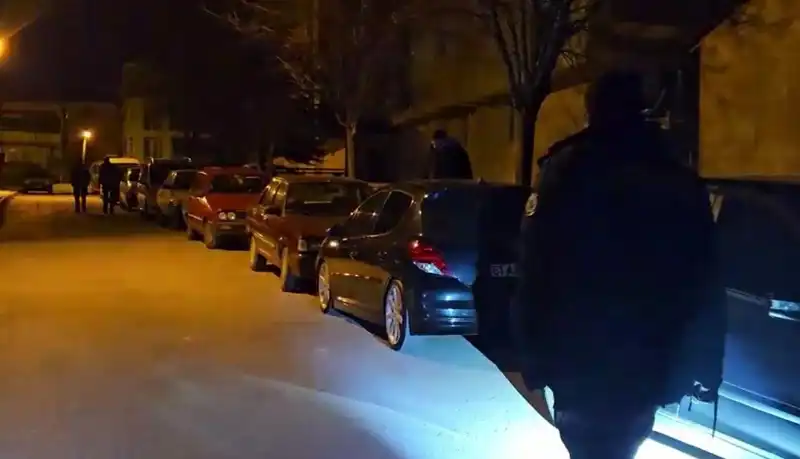 Park Halindeki Araçlara Saldırı: Hırsızların Yüzleri Kameralarda!