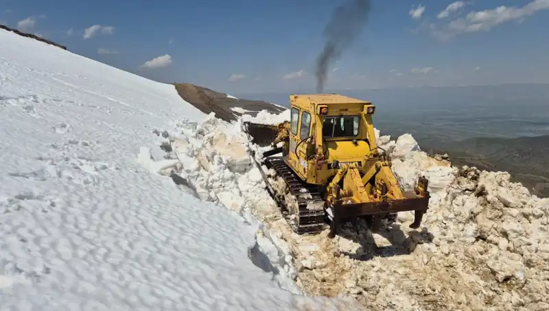Nisan Ayında Yağan 2 Metre Kar, Yol Açma Çalışmaları Başladı!