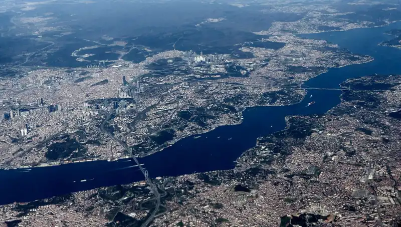 İstanbul Semalarında Baharın Coşkusu: Uçaklar Halka Çiziyor!