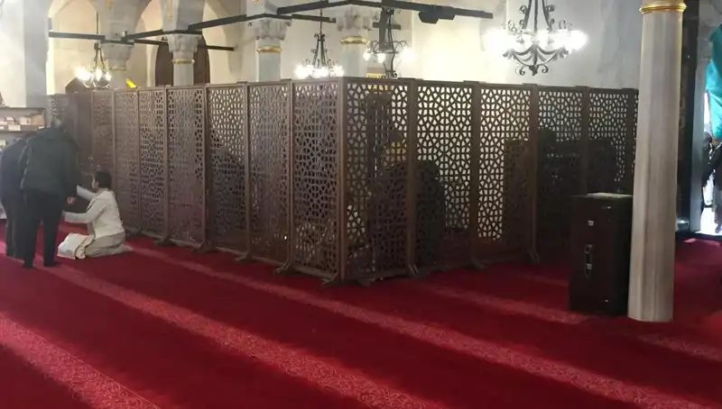 Kadın ve Erkeklerin Yan Yana Teravih Namazı Kıldığı İddiası Nedir?
