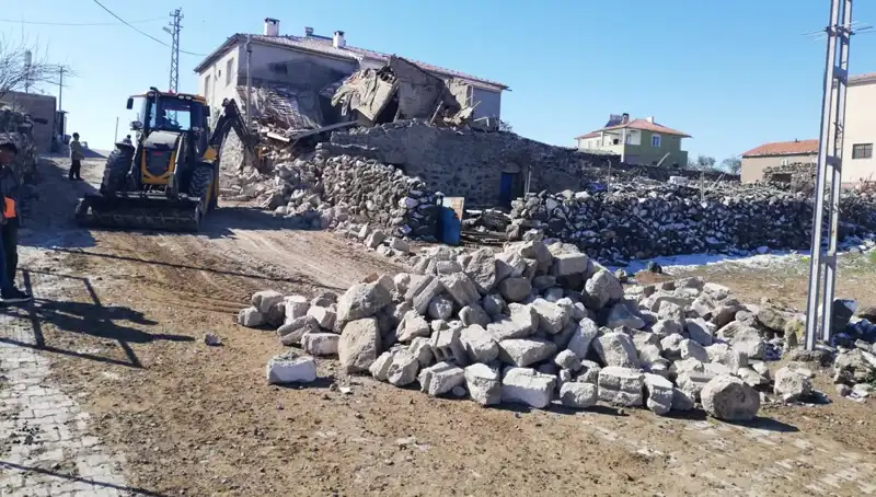 Kayseri'de Şok Olay: Ahır Çöktü, 35 Hayvan Canından Oldu