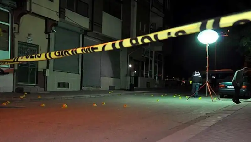 Aksaray'da Korkutan Kaza: Araç Markete Girdi, Çarpıcı Görüntüler Ortaya Çıktı