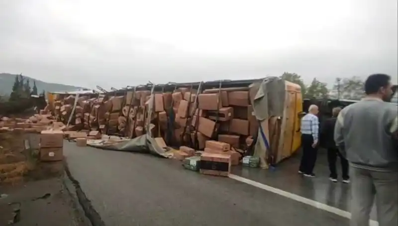 TEM Otoyolu'nda TIR Devrildi, Ankara Yolu Tamamen Kapandı