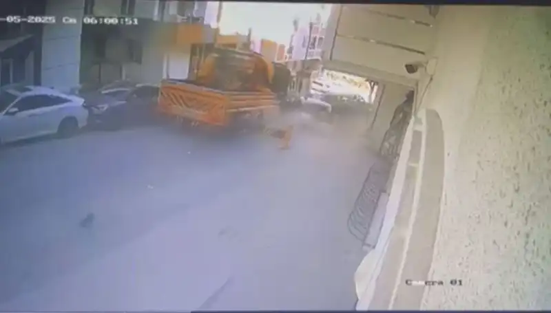 Kontrolden Çıkan Vinç Kaotik Kazaya Neden Oldu: 23 Araç Hasar Gördü