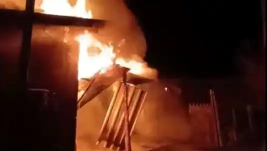 Karabük'te Alevlerle Kucaklaşan İki Ev: Yangın Tüm Şehirde Şok Etkisi Yarattı