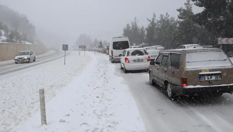 Denizli-Antalya Kara Yolunda Kar Alarmı: Trafik Durma Noktasında!
