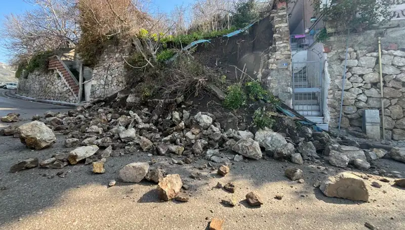 İstinat Duvarı Yolla Birlikte Çöktü, Şehirde Panik Yarattı