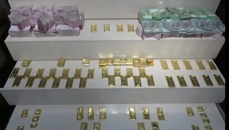 Van Havalimanı'nda Kaçak Altın ve Para Operasyonu: Büyük Yakalama!