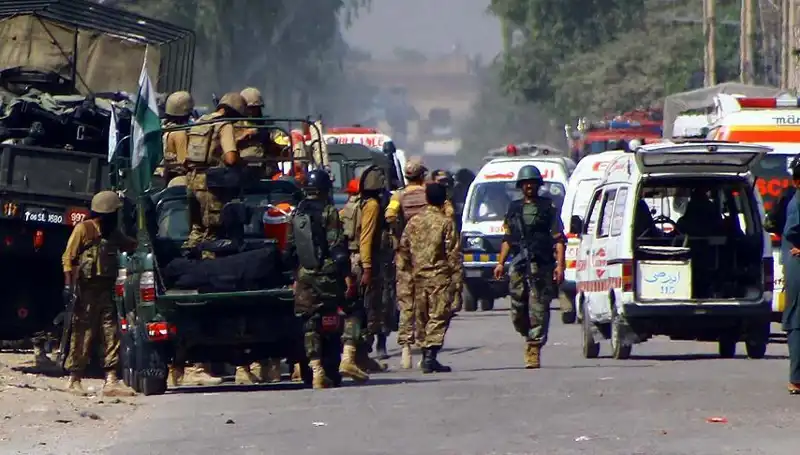 Pakistan'da Camiye Yapılan Bombalı Saldırı: 4 Yaralı, Ülke Sarsıldı
