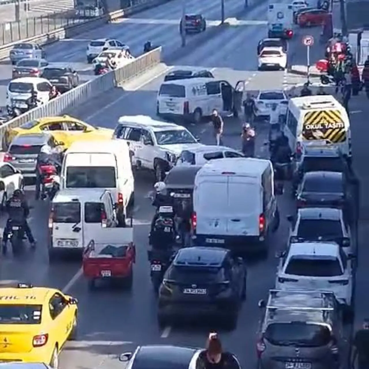 Avcılar’da Ters Yöne Giren Sürücü Dehşet Saçtı: Çok Sayıda Araca Çarptı!
