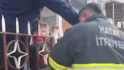 Hatay'da Çocuğun Koluna Demir Korkuluk Saplandı, Olay Şok Etti!