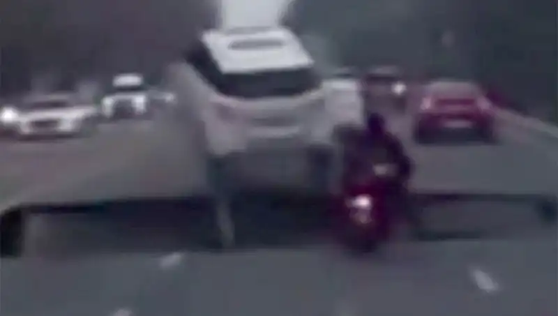 Güney Kore Otoyolunda Oluşan Dev Çukur Motosikleti Yuttu, Paniğe Neden Oldu