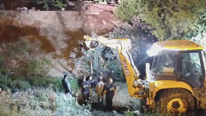 Hatay'da Ince Bir İnek için Duygu Dolu Kurtarma Operasyonu