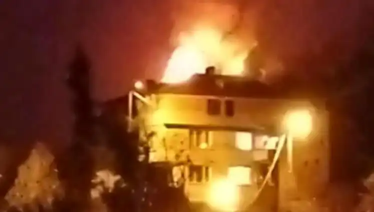 Mahallede Yangın Paniği: Saman Dolu Çatı Alev Alev Yandı