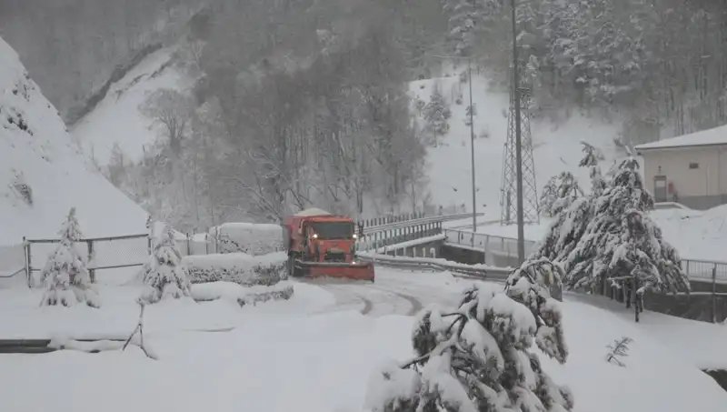 Bolu Dağı'nda Kış Teması: Kar Yağışı Doğa Severleri Büyülüyor