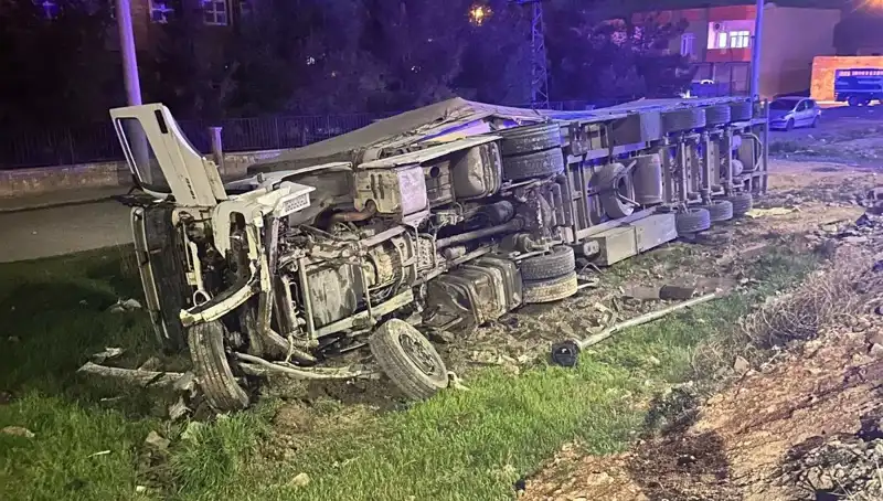 TIR Devrildi: Kahramanlar Yaralıları Kurtardı, Altı Kişi Hastaneye Kaldırıldı