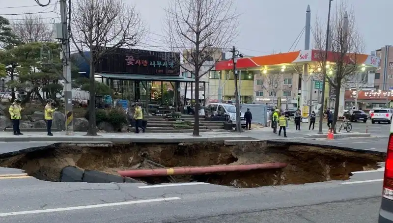 Güney Kore'de Dev Çukur Motosikleti Yuttu: Kayıp ve Yaralı!