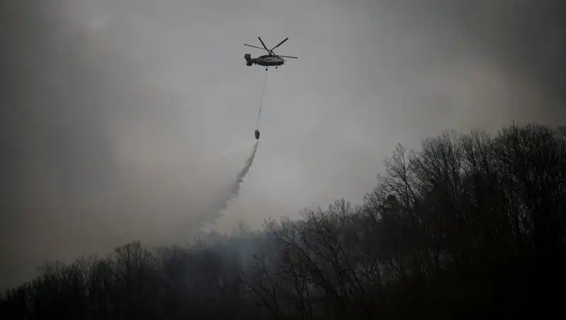 Güney Kore’de Yangın Söndürme Helikopteri Düştü: Trajik Olayda Bir Kişi Hayatını Kaybetti