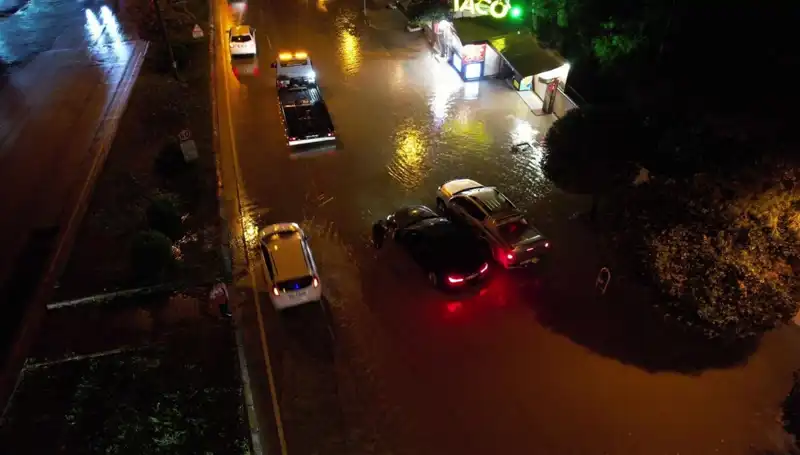 Adana'da Yoğun Sağanak: Cadde ve Sokaklar Sular Altında Kaldı