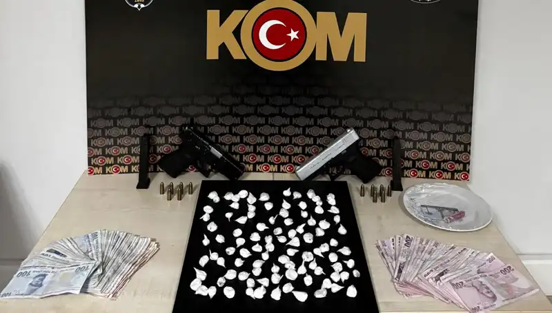 Çeşme'de Silahlı Saldırı: Üç Kişi Gözaltında, Olayın Ardındaki Sebepler Merak Ediliyor