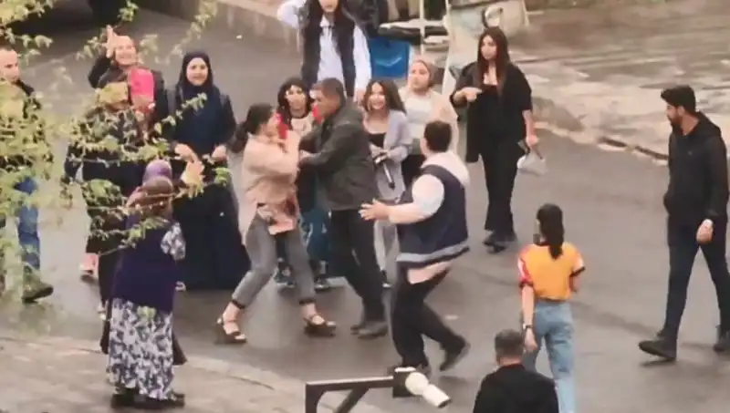 Adliye Önünde Tekmeli ve Yumruklu Kavga: Gözler Şokta!