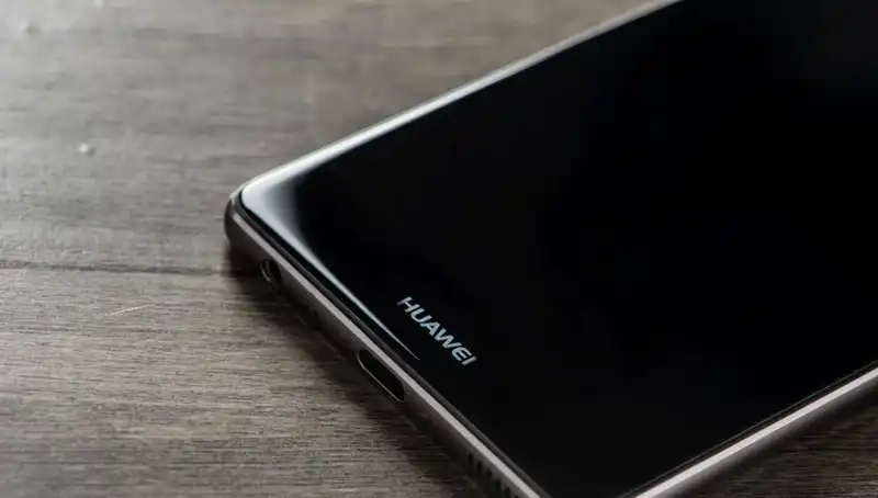 Huawei’nin Yeni Katlanabilir Telefonuyla Geleceğin Kapıları Açıldı