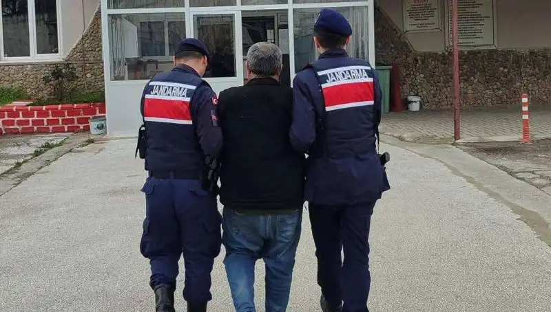 8 Yıl Aranan Şahıs, Kaçak Yaşamına Son Vererek Cezaevine Girdi