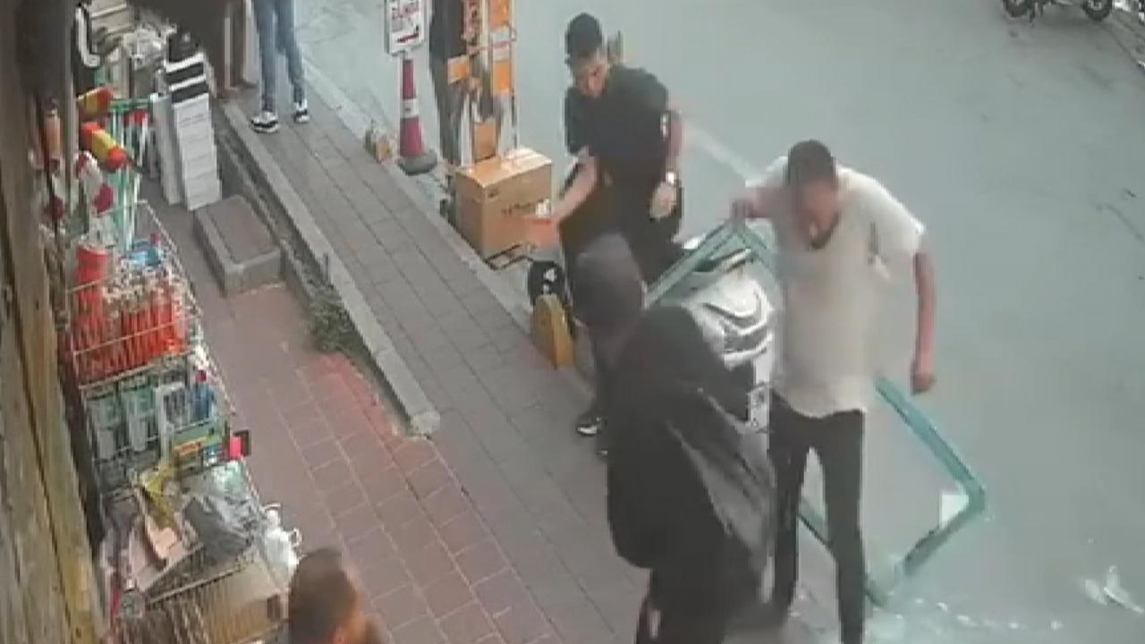 Binadan Düşen Cam Çerçeveden Mucizevi Kurtuluş