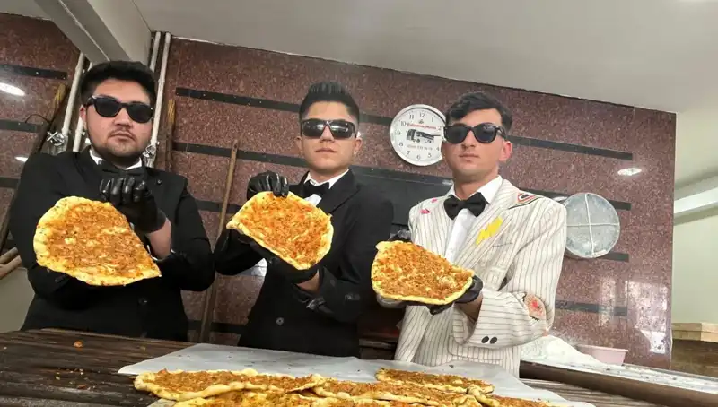 Takım Elbiseli Fırıncılar Şehirdeki Yüzleri Gülümsetiyor