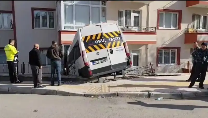 Okul Servisi Balkona Girdi: İki Öğrenci Yaralandı, Kaza Anı İnfial Yarattı