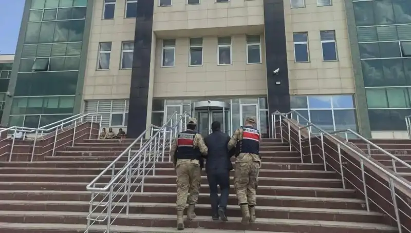 Hapis Cezasıyla Aranan Şüpheli, Gizlendiği Dairede Ele Geçirildi