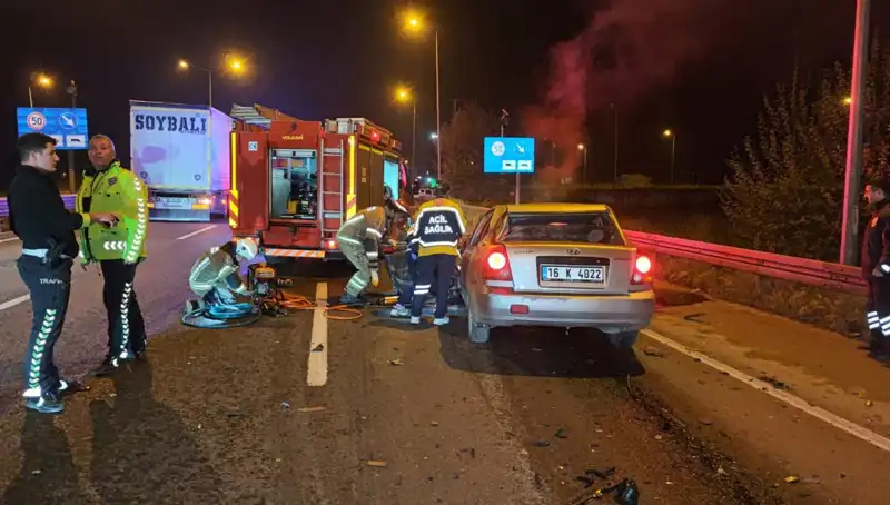 Kamyona Arkadan Çarpan Sürücü Hastaneye Kaldırıldı