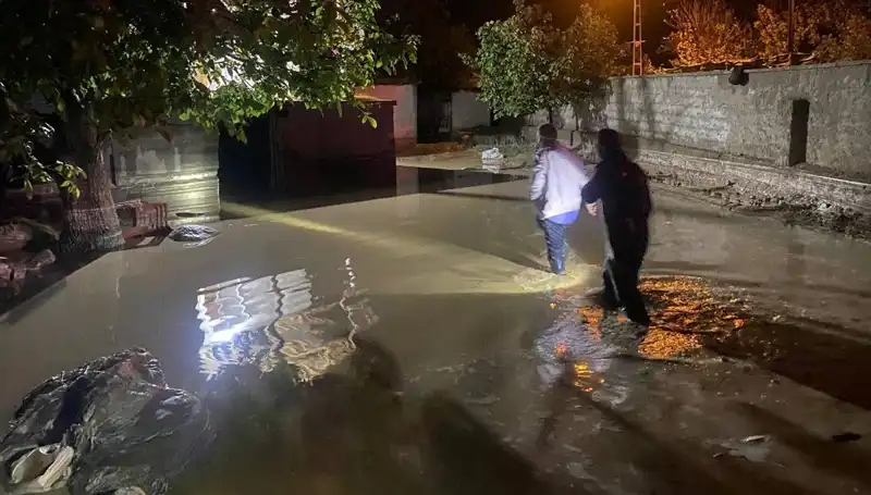 20 Dakikalık Yağışın Yol Açtığı Sel Faciası: Evler Zarar Gördü