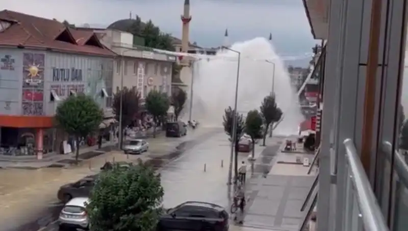 İçme Suyu Hattı Patladı: Şehir Merkezinde Su Fışkırması Panik Yarattı