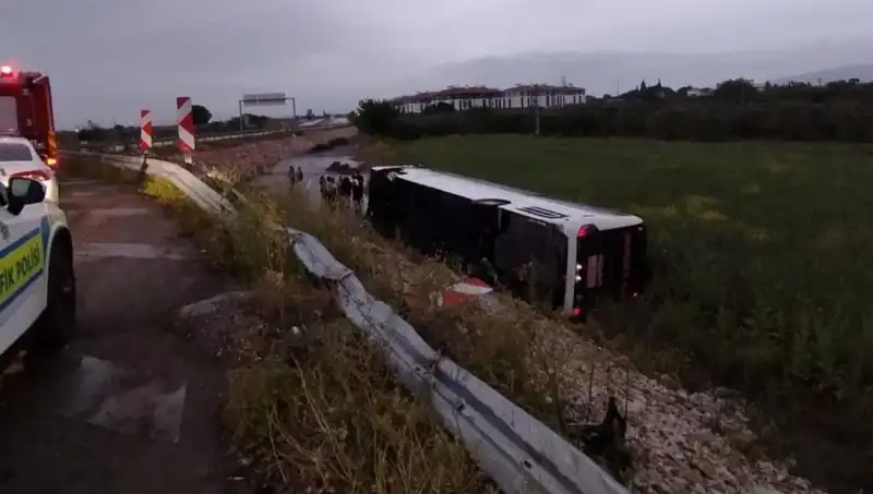 Manisa'da Yolcu Otobüsü Kazasında Yaralılar: Detaylar Ortaya Çıkıyor