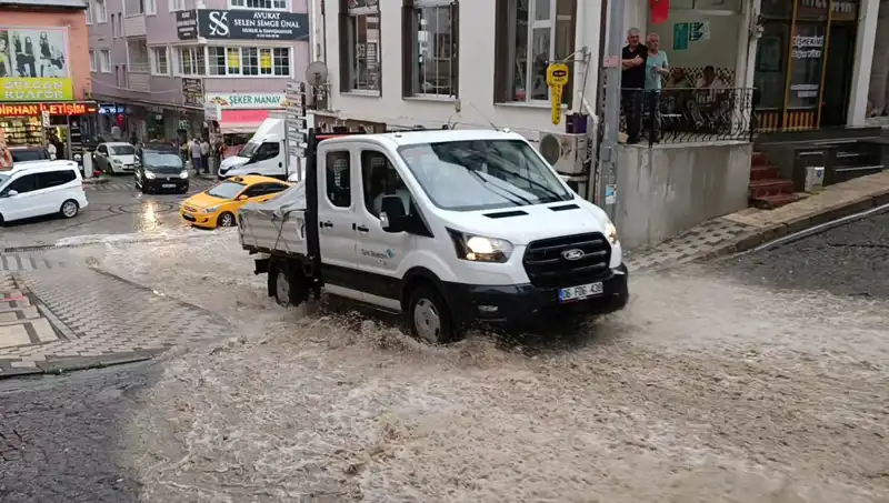 Aniden Bastıran Yağmur: Şehirde Su Bastı, Hayat Durma Noktasına Geldi