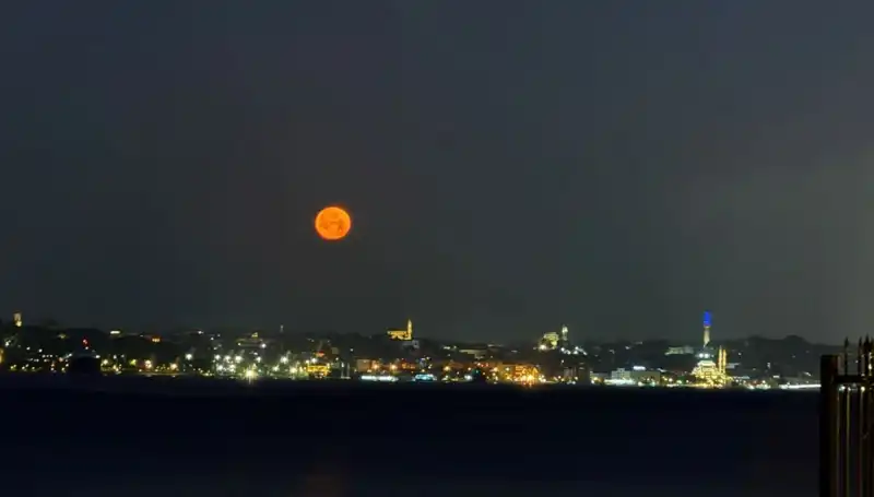 Çilek Dolunayı, İstanbul'un Gökyüzünü Güzelliklerle Doldurdu