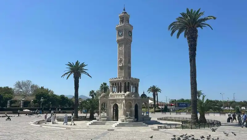 İzmir'de Aşırı Sıcaklar Hayatı Durdurdu: Boşalan Meydanlar ve Etkileri