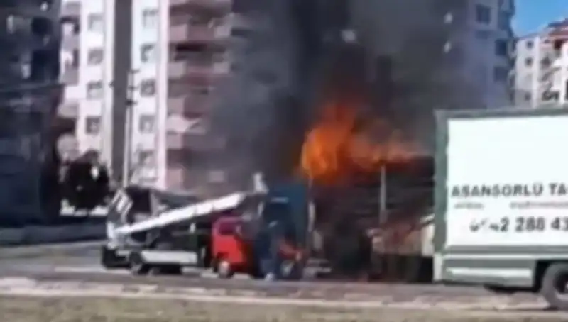 Alev Alev Yanan TIR, Etraftaki Her Şeyi Kül Etti