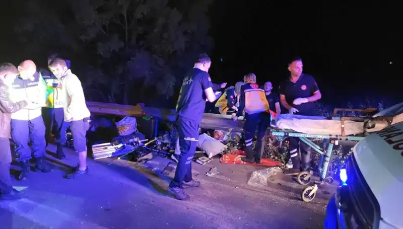 Minibüs Kazasında Savrulma Anı: Yolcuların Başı Dertte