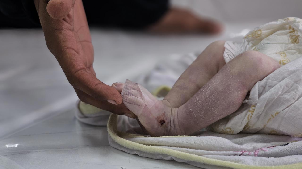 Gazze'de Çadırlarda Nöbet Tutan Aileler