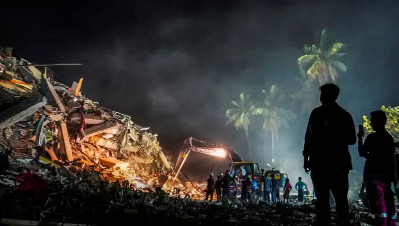 Myanmar'da Üç Gün Sonra Enkazdan Sağ Çıkan Adamın Hayat Hikayesi