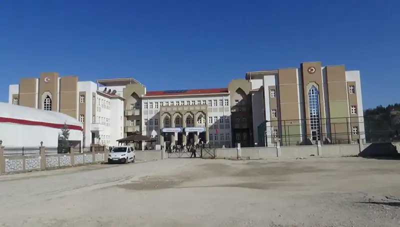 Ortaokulda Öğretmenden Öğrenciye Şiddet İddiası: Eğitimde Yeni Bir Skandal mı?