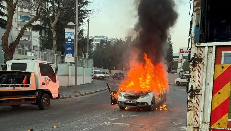 Gözlerinize İnanamayacaksınız: Alev Topuna Dönüşen Araç Faciaya Yol Açtı!