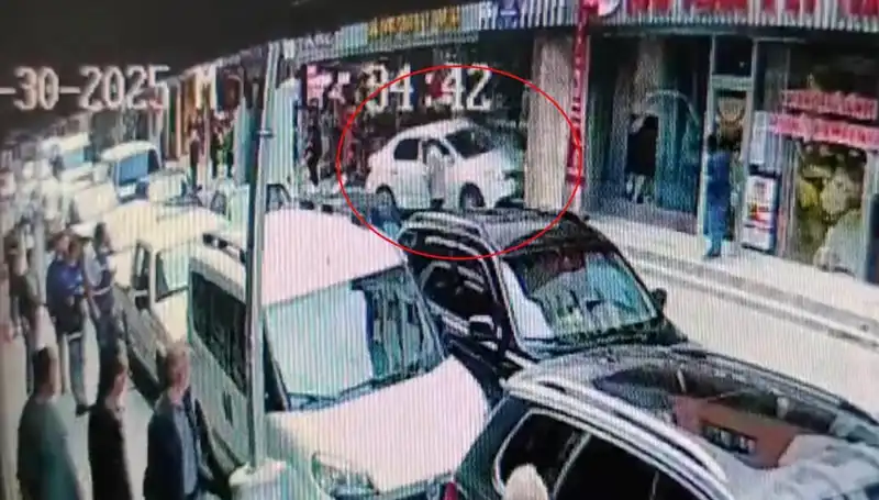 Alkollü Sürücü Mağazaya Dalınca İki Çocuk Hayatlarıyla Oynadı