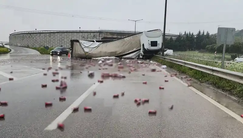 TIR Kazası: Yolda Şişe Şenliği, İçkiler Saçıldı!